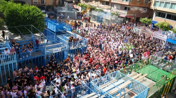 Onda vive su primer sábado de Fira con el multitudinario pasacalle de peñas y el concierto de La Pegatina