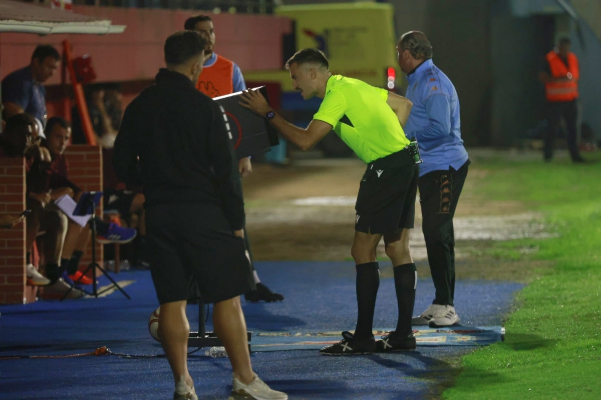 El árbitro ante el monito dl FVS