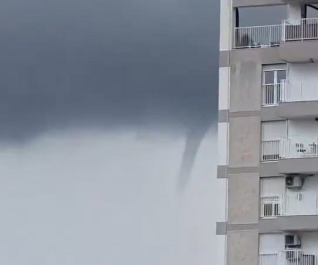 Las fuertes lluvias provocan una manga o tuba sobre el cielo de Alicante, sin daños