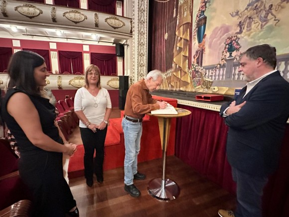 Villena reconoce al actor José Sacristán con una butaca en su nombre en el Teatro Chapí