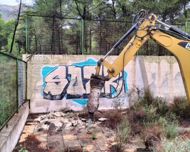 Sierra Espuña hace limpieza: retiran doce infraestructuras en desuso en Alhama de Murcia, Totana y Mula