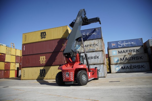 TMC adquiere una nueva portacontenedores 'reach stacker' intermodal, que aumenta la capacidad productiva de las operaciones en el Puerto