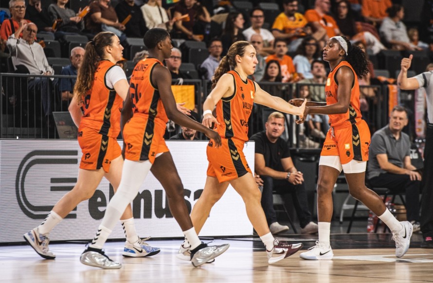 La defensa guía la victoria de Valencia Basket ante Baxi Ferrol en el Roig Arena