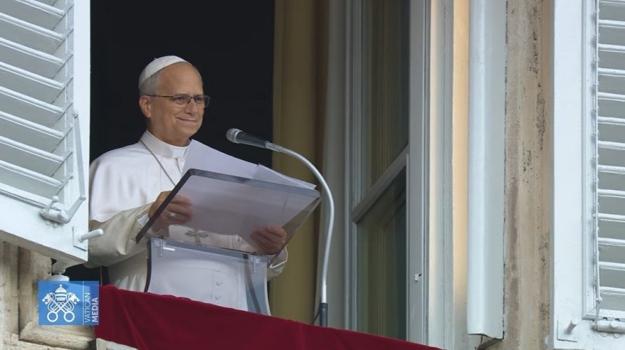 El Papa reaparece para rezar el Ángelus en el Vaticano tras su operación de pulmón: 