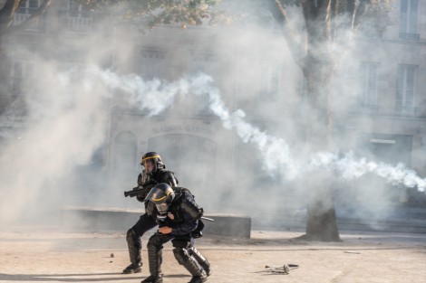 El Gobierno francés eleva a casi 2.400 los detenidos y a 500 policías heridos durante las protestas