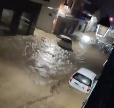El río Girona se desborda y provoca inundaciones en Els Poblets: limpian los ojos del puente mientras los vehículos se amontonan en la calle