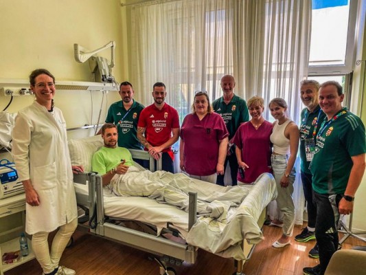 El delantero Barnabás Varga recibe el alta para seguir recuperándose en Hungría