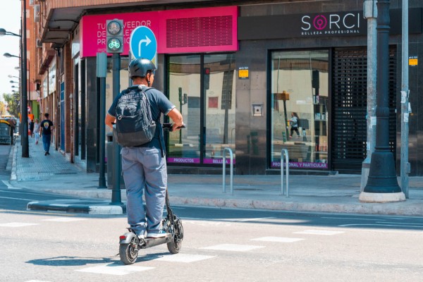 La DGT obligará a usar casco y tener como mínimo 16 años para ir en patinete eléctrico
