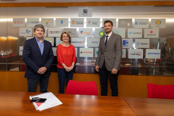 La firma Smalticeram se adhiere al Patronato de la FUE-UJI para formar en el sector cerámico
