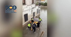 La Policía rescata a una anciana de 93 años en Gandia utilizando una tabla de pádel surf