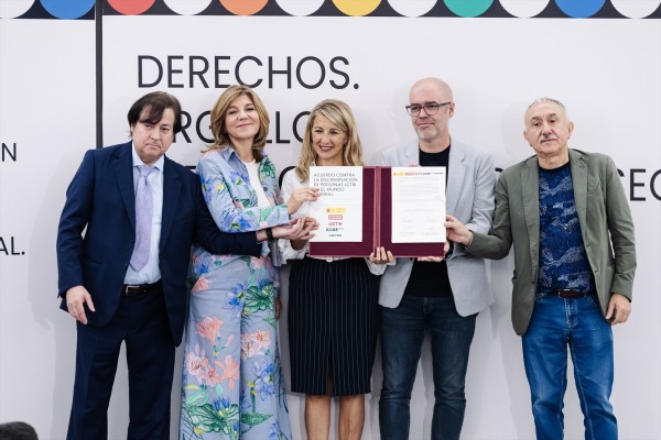 Gobierno y agentes sociales firman el acuerdo contra el acoso LGTBI en las empresas
