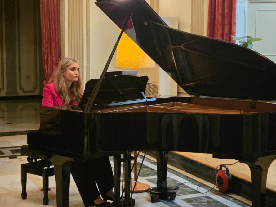 La pianista Isabel Dobarro deslumbra y llena el Casino Antiguo de Castelló en 'Los lunes, concierto'