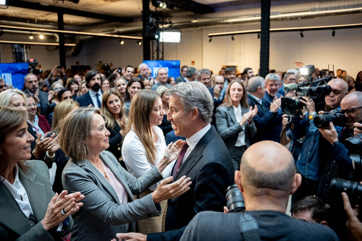Feijóo, saluda a cargos del PP en el acto.