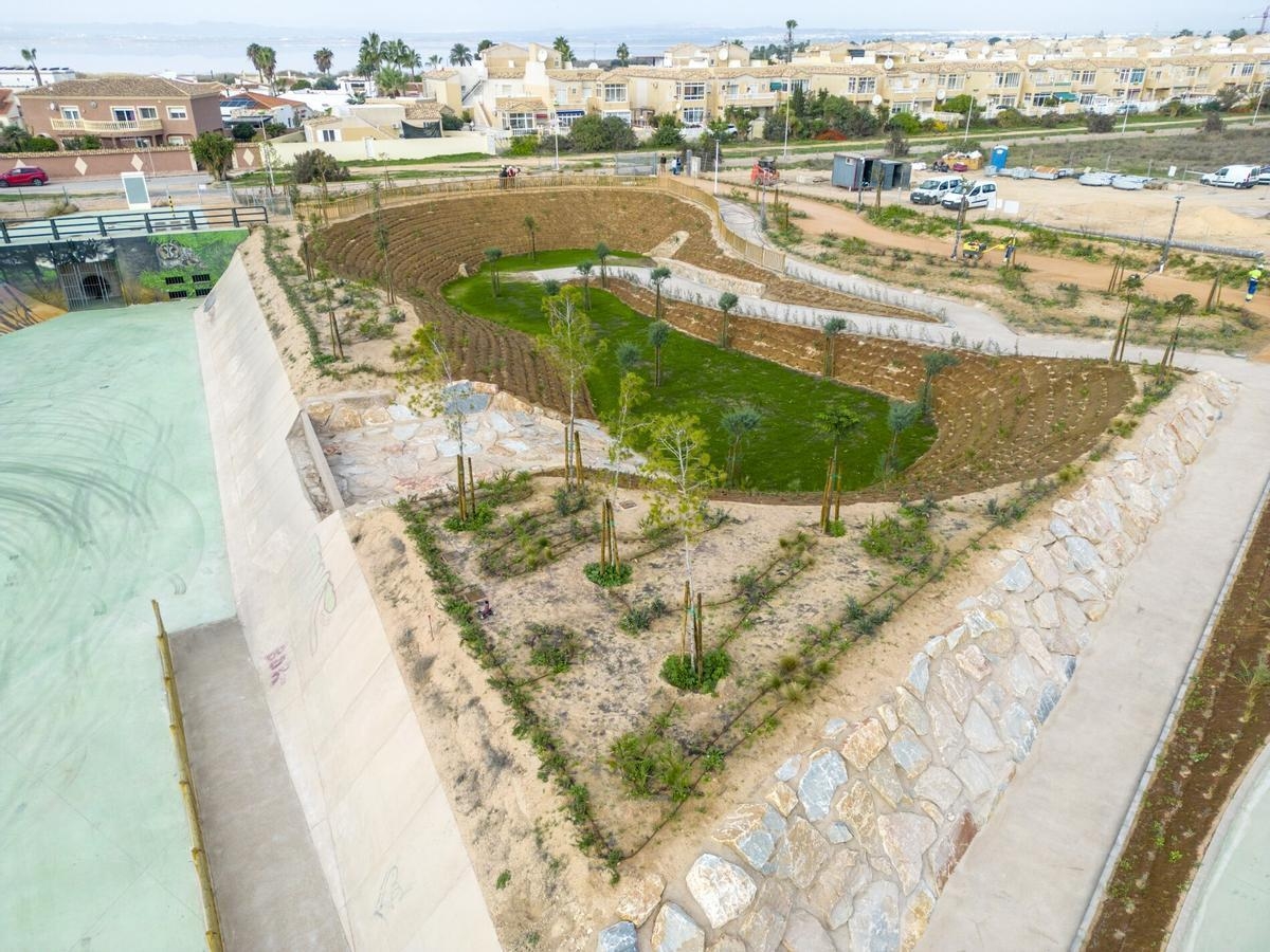 Parque inundable de Torrealmendros en Torrevieja, construido por Agamed