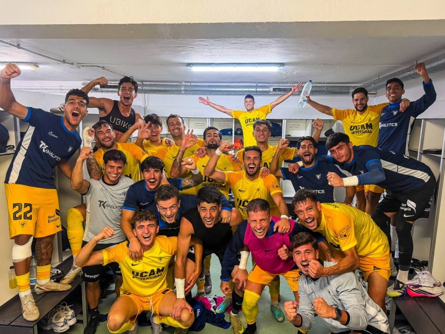 El UCAM CF refuerza su liderato en el grupo 3 ganando por 0-1 en Ibiza al resistir con nueve jugadores