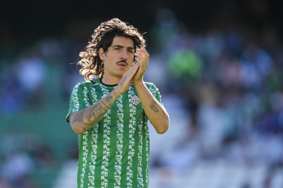 Bellerín lleva a los tribunales los insultos homófobos de un 'youtuber' y el Real Betis pide una sanción de hasta 650.000 euros