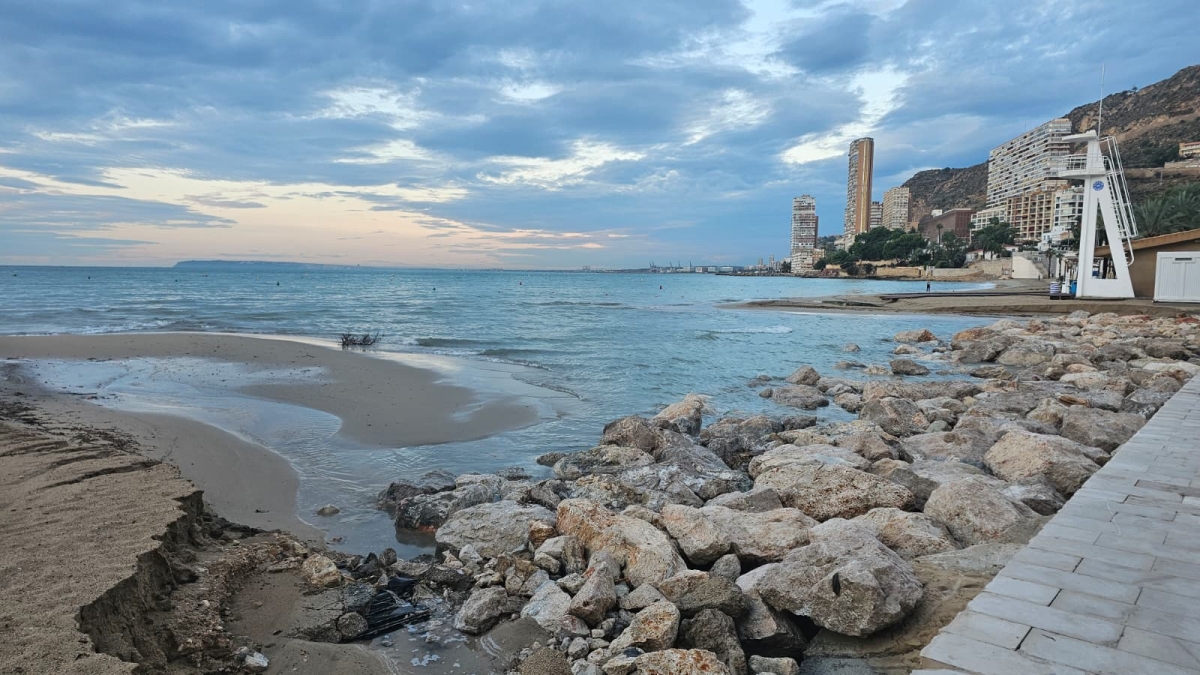La playa de La Albufereta, tras la tromba nocturna. - La playa de La Albufereta, tras la tromba nocturna.