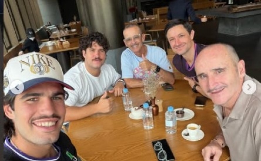 Carlos Alcaraz, la imagen del Mostacho Team, con su equipo siguiendo sus pasos y dejándose bigote