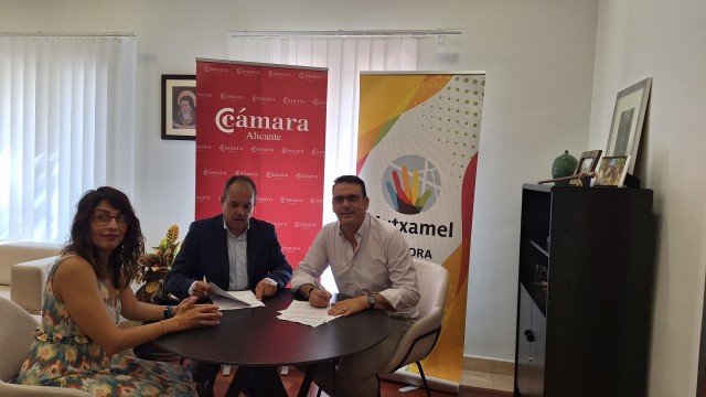 Cámara Alicante y Mutxamel firman un convenio para formar a jóvenes y a mayores de 45 años