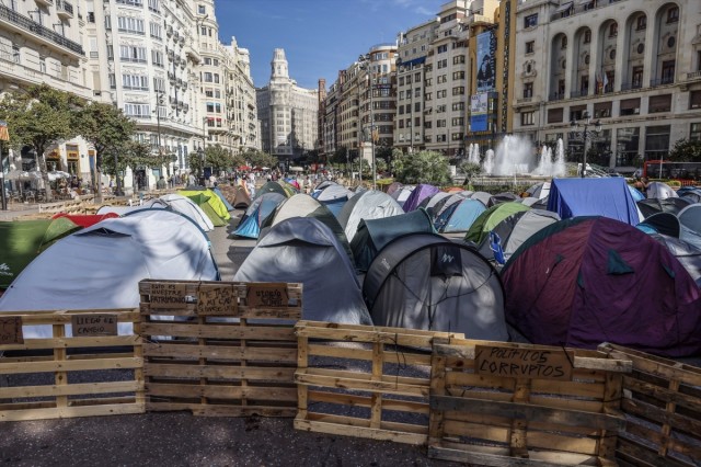 La acampada de València exige negociación a las administraciones, llama a la huelga del 11N y plantea otra de alquileres