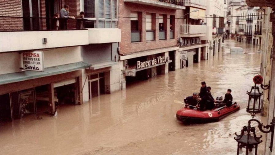 Imagen de las inundaciones durante la pantanada de Tous.