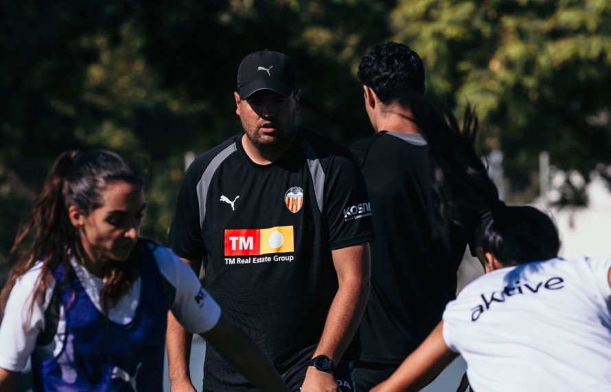 El Valencia femenino destituye a su entrenador, Mikel Crespo