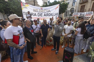 Alvise recoge avales en la Plaza de las Flores de Murcia para presentarse a las elecciones del 29N