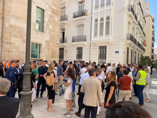 Un simulacro de incendio suspende el pleno de Les Corts durante cerca de media hora
