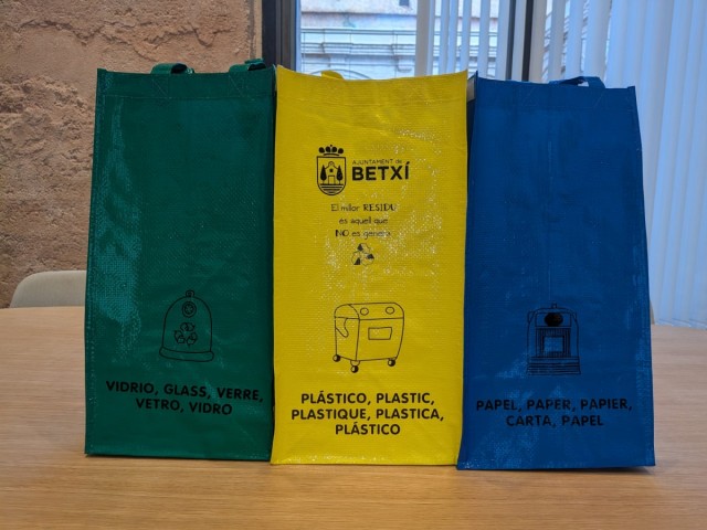 Betxí distribuye bolsas reutilizables para facilitar la separación de residuos en casa 