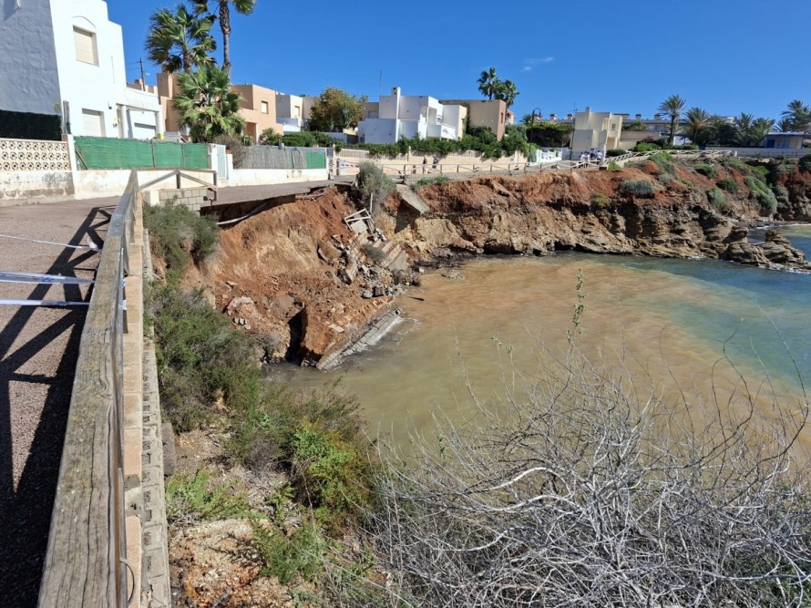 Se derrumba un muro antiguo en el trazado del Sendero Azul de Cabo de Palos