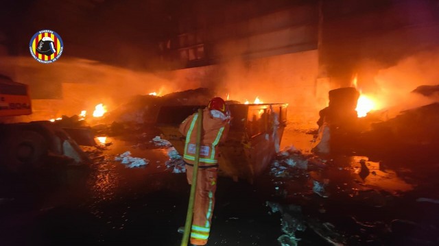 Bomberos sofocan un incendio en una planta de reciclaje de Guadassuar