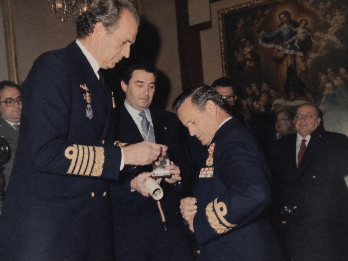 Juan Carlos I condecorando a Manuel Catalán. 1994 - FOTO: MCPU Juan Carlos I condecorando a Manuel Catalán. 1994