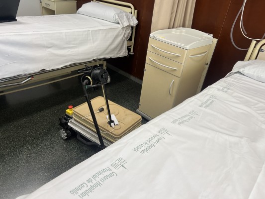 La UJI y el Provincial testan un robot para estados de aislamiento por riesgo infeccioso o radiológico