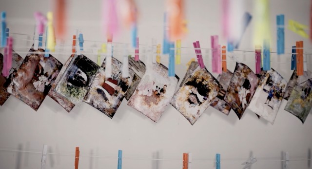 '340.000', el documental que narra el rescate de la memoria de miles de fotos dañadas por la dana