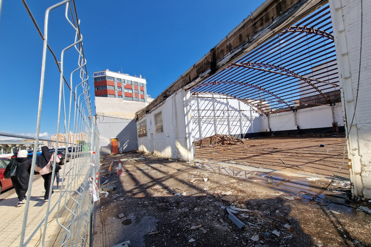 Derribo de la antigua nave de la avenida Pintor Oliet de Castelló donde se construirá el nuevo hotel B&B.