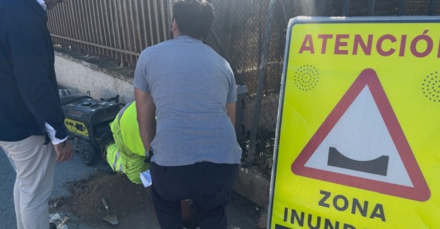 Elche instala dos señales luminosas en el Camino Viejo de Santa Pola que prohibirán el paso si hay riesgo de inundación