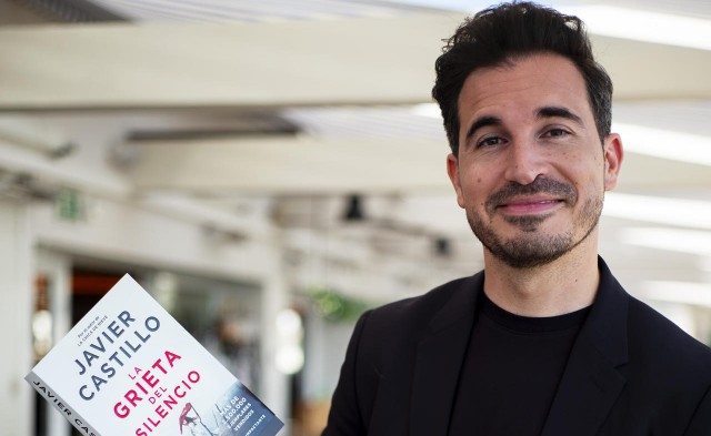 El escritor 'superventas' Javier Castillo firma ejemplares en Murcia de su última novela, 'La grieta del silencio' 