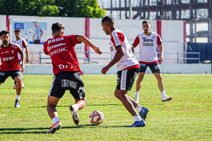 El Real Murcia entrena en Totana sin Óscar Gil, quien estará un mes y medio de baja por lesión