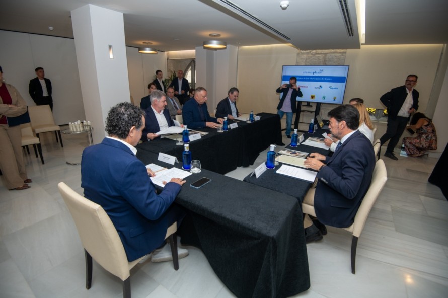 La visión de los alcaldes en el foro 'Los retos de los municipios del futuro', en imágenes