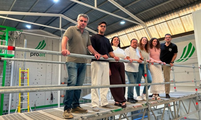 Proalt confía en cuatro estudiantes de la UPCT para construir su estand para Fecons