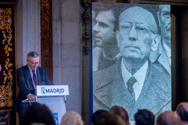 El profesor Tierno Galván en la Universidad de Murcia