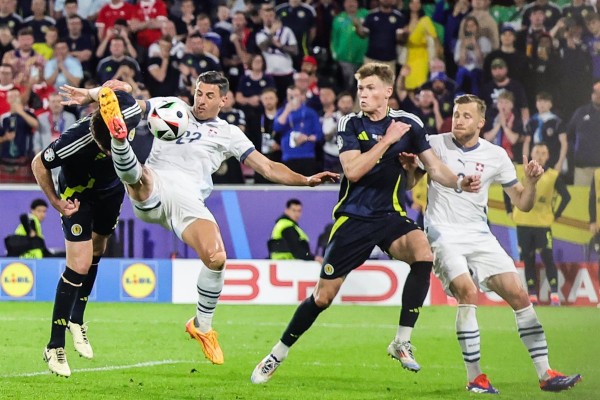 Escocia sigue con vida pese a empatar con Suiza


