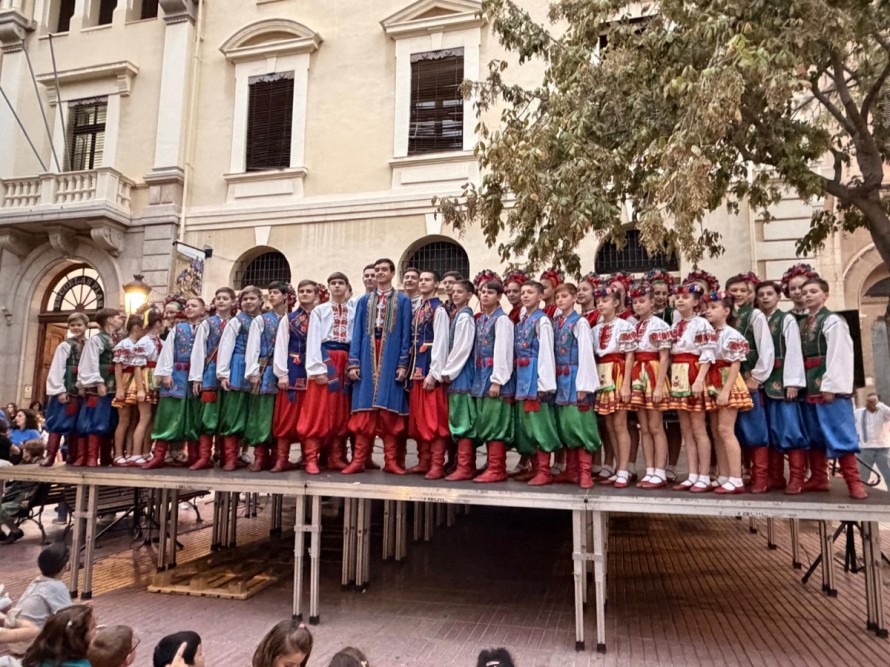 La música y la danza unen las culturas de Ucrania y Castelló en una actuación compartida en el UcraïnaFest