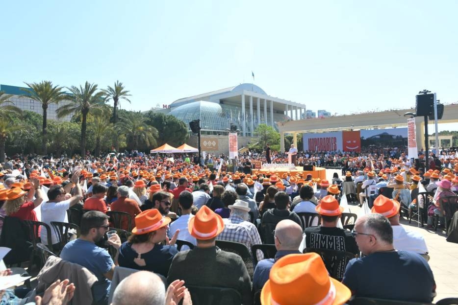 Mitin de Compromís en el río en 2019.