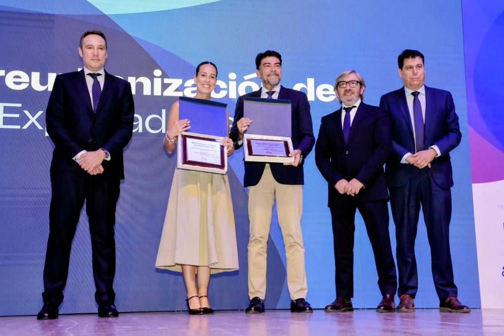 Laura Ortiz, directora de Desarrollo de Negocio de Grupo Cívica, y Luis Barcala, alcalde de Alicante, recogiendo el prem