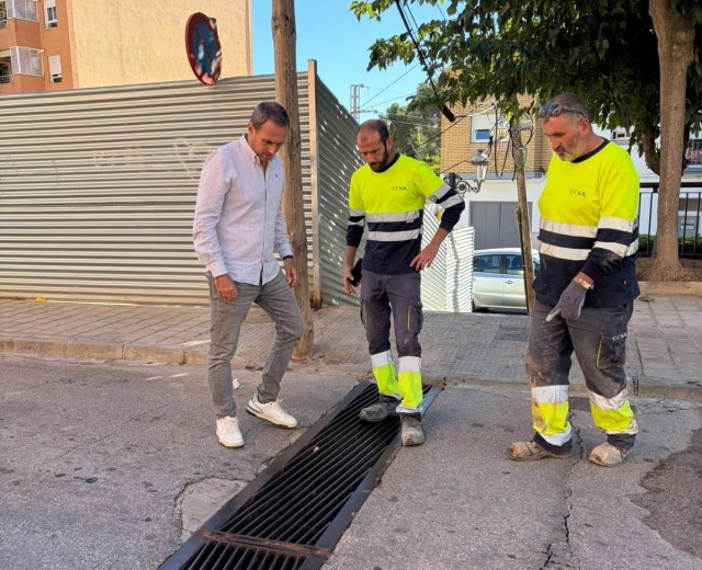 Chiva limpia imbornales y renueva colectores para reducir las inundaciones en viviendas 