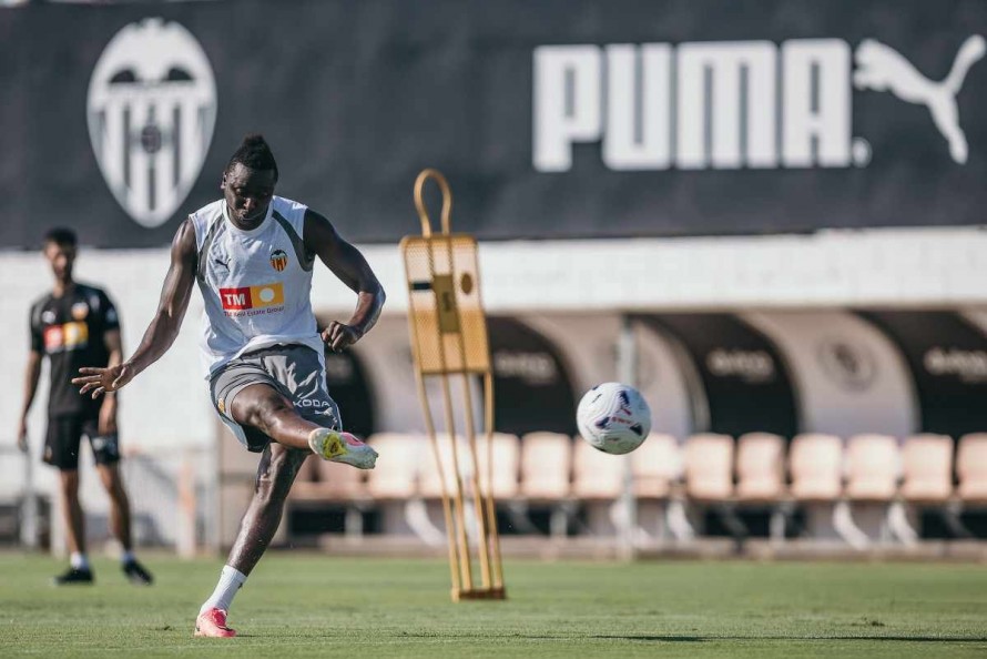 Sadiq hace una parte del entrenamiento con el grupo y acerca su vuelta