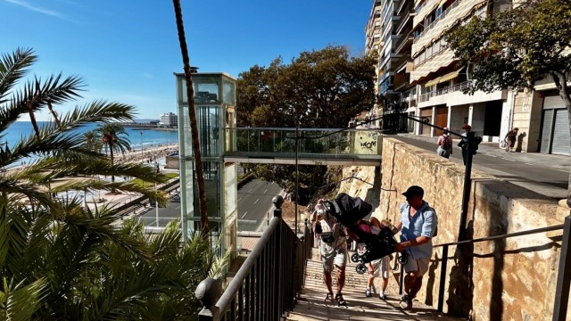 Nadie puja por renovar el ascensor de El Postiguet en Alicante: el PSOE exige más presupuesto y celeridad