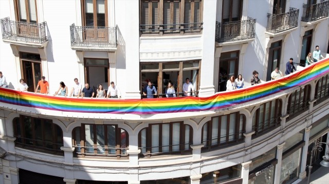 El PSPV despliega una bandera LGTBI en el balcón de su grupo para visibilizar la semana del Orgullo