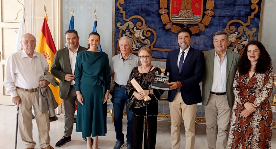 Alicante abre el Centenario de les Fogueres con una recepción a la hija de la primera Bellea del Foc